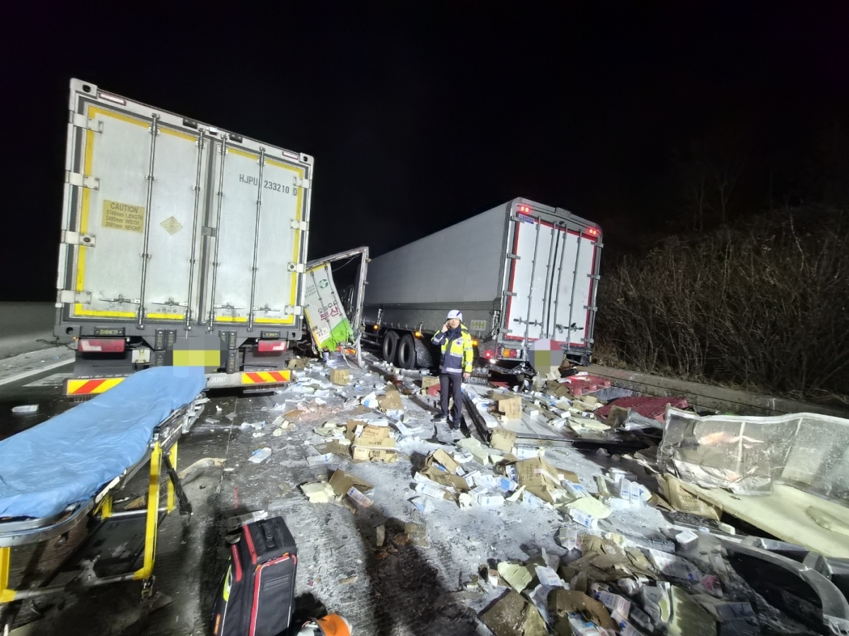 12일 오전 2시 46분쯤 청주시 상당구 문의면 서산영덕고속도로 청주 방향 문의청남대휴게소 인근에서 발생한 교통사고 현장. 충북도소방본부 제공.