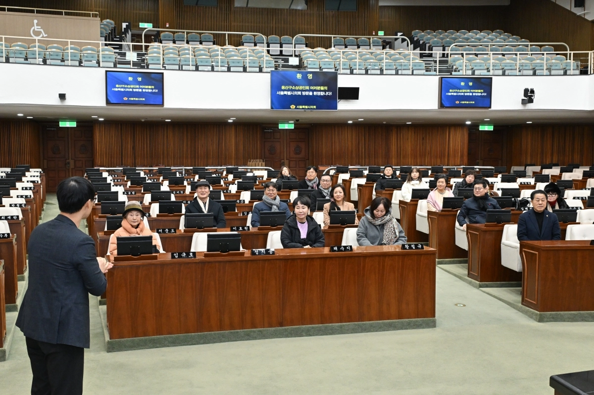 지난 9일 서울시의회 별관 회의실에서 개최된 ‘2026년 제1회 용산구소상공인회 임원 간담회’에 참석한 김용호 서울시의원(오른쪽 첫 번째)이 용산구 소상공인회 임원들과 함께 본회의장을 참관하고 의석에 앉아 의회 관계자로의부터 서울시의회에 대해 설명을 듣고 있다.