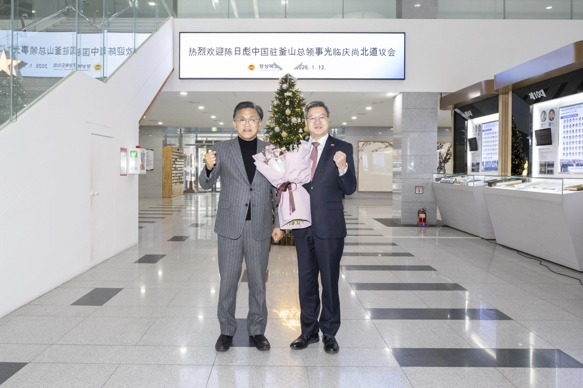 12일 경북도의회를 방문한 진일표 주부산 중국총영사(오른쪽)와 박성만 경북도의회 의장(왼쪽). 경북도의회 제공