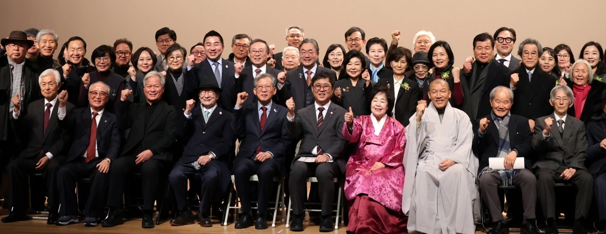 최휘영 문화체육관광부 장관이 12일 서울 용산구 국립중앙박물관 대강당에서 열린 ‘2026 박물관·미술관인 신년교례회에서 참석자들과 기념촬영을 하고 있다. 문화체육관광부 제공