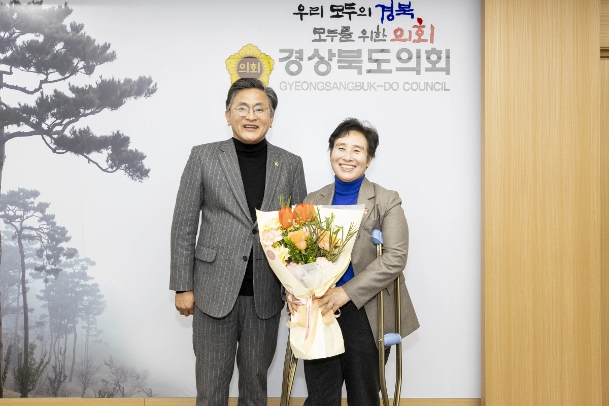 박성만 의장(왼쪽)과 정숙경 도의원(오른쪽). 경북도의회 제공