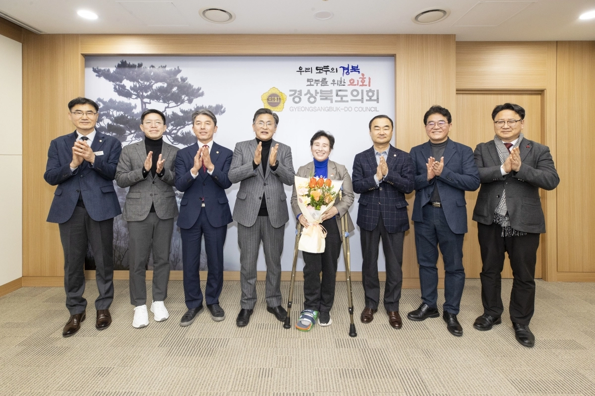 정숙경 신임 도의원(오른쪽에서 네 번째) 환영식에서 박성만 의장(왼쪽에서 네 번째)이 참석자들과 기념촬영을 하고 있다. 경북도의회 제공