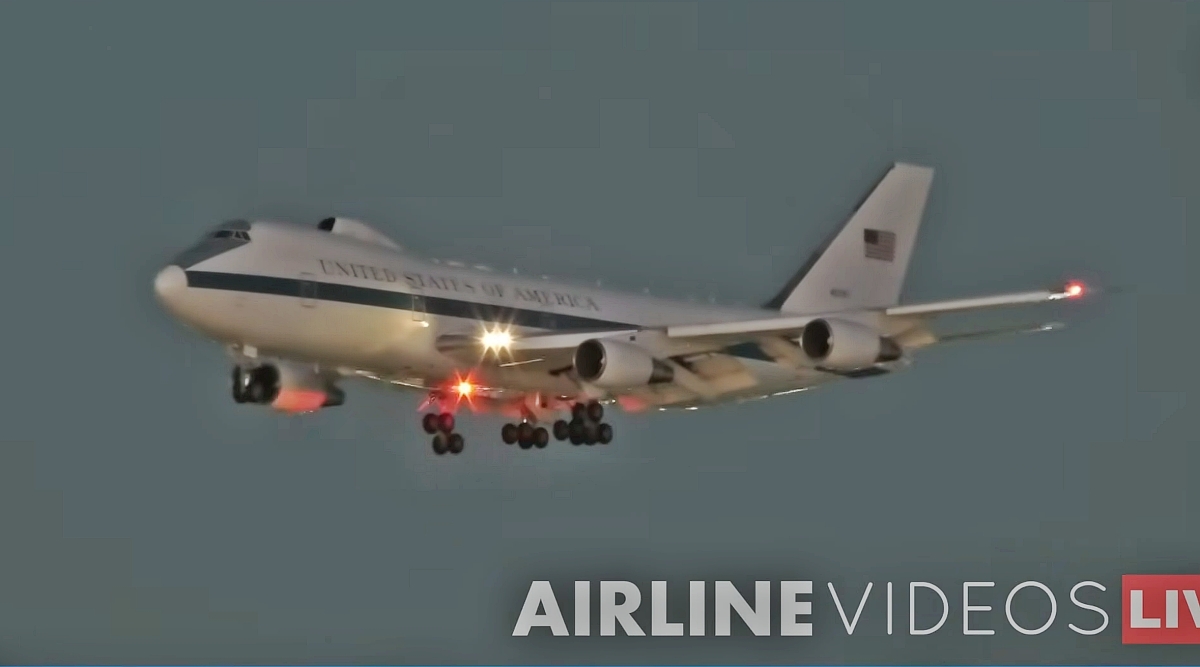 뉴욕포스트와 LA타임스는 미 공군 E-4B 나이트워치가 8일(현지시간) 오후 LAX에 착륙했다가 이튿날 C-17 수송기와 함께 이륙했다고 보도했다. 사진은 이날 오후 LAX에 착륙 중인 E-4B 나이트워치. 2026.1.8 에어라인 비디오 화면