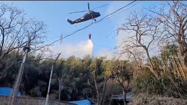 12일 오후 3시 48분쯤 울산 온양읍 내광리 농막에서 불이 났다. 소방헬기가 진화작업을 벌이고 있다. 울산소방본부 제공