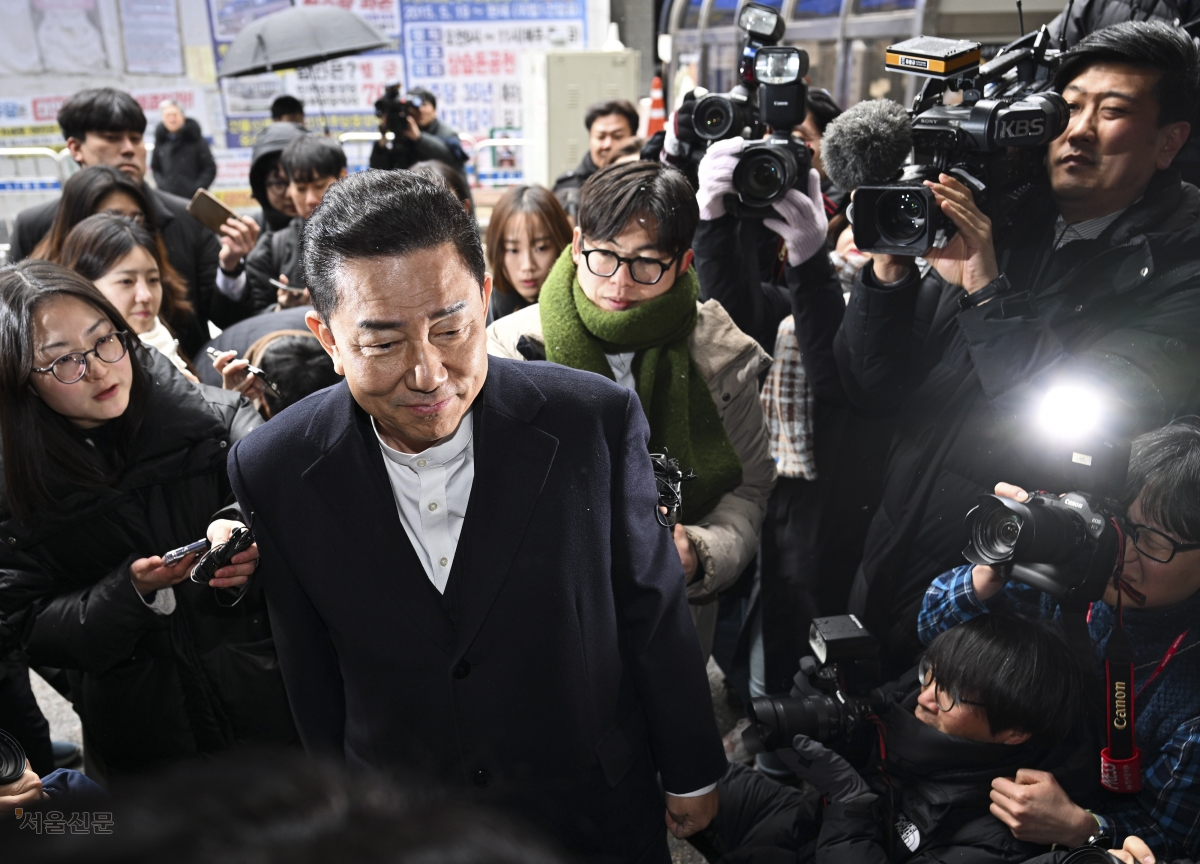 공천헌금 수수 의혹 등으로 더불어민주당 원내대표직에서 사퇴한 김병기 의원이 12일 서울 여의도 중앙당사에서 열린 윤리심판원 회의에 출석하고 있다. 이지훈 기자