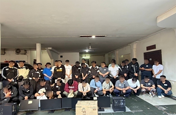 청와대는 12일 범정부 태스크포스(TF)가 최근 캄보디아 현지에서 국내 여성을 대상으로 성 착취 범행을 저지른 사기 범죄 조직원 26명을 검거했다고 밝혔다. 사진은 현장에서 검거된 조직원들과 증거품들. 청와대 제공