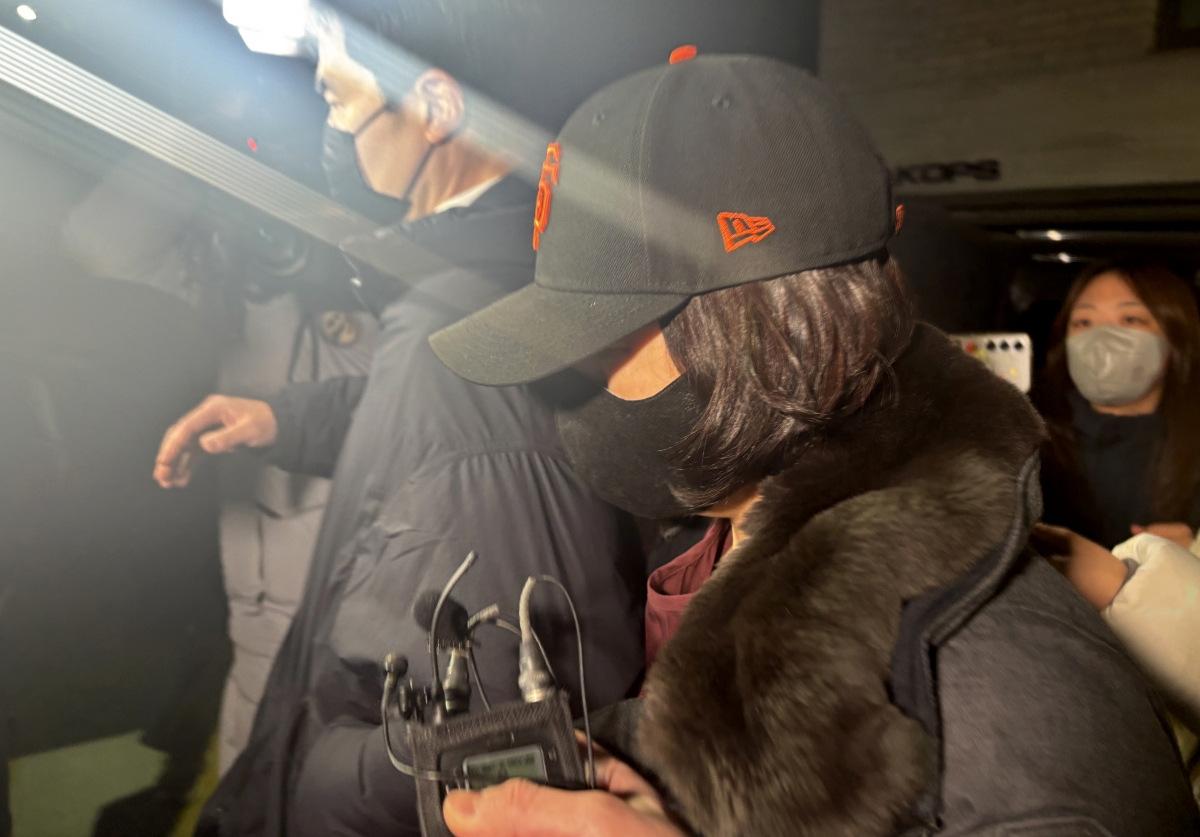 2022년 지방선거 국면에서 더불어민주당 소속이던 강선우 의원에게 ‘공천헌금’ 1억원을 전달한 의혹을 받는 김경 서울시의원이 12일 서울 마포구 서울경찰청 광역수사단에서 조사를 받고 나오고 있다. 2026.1.12. 연합뉴스