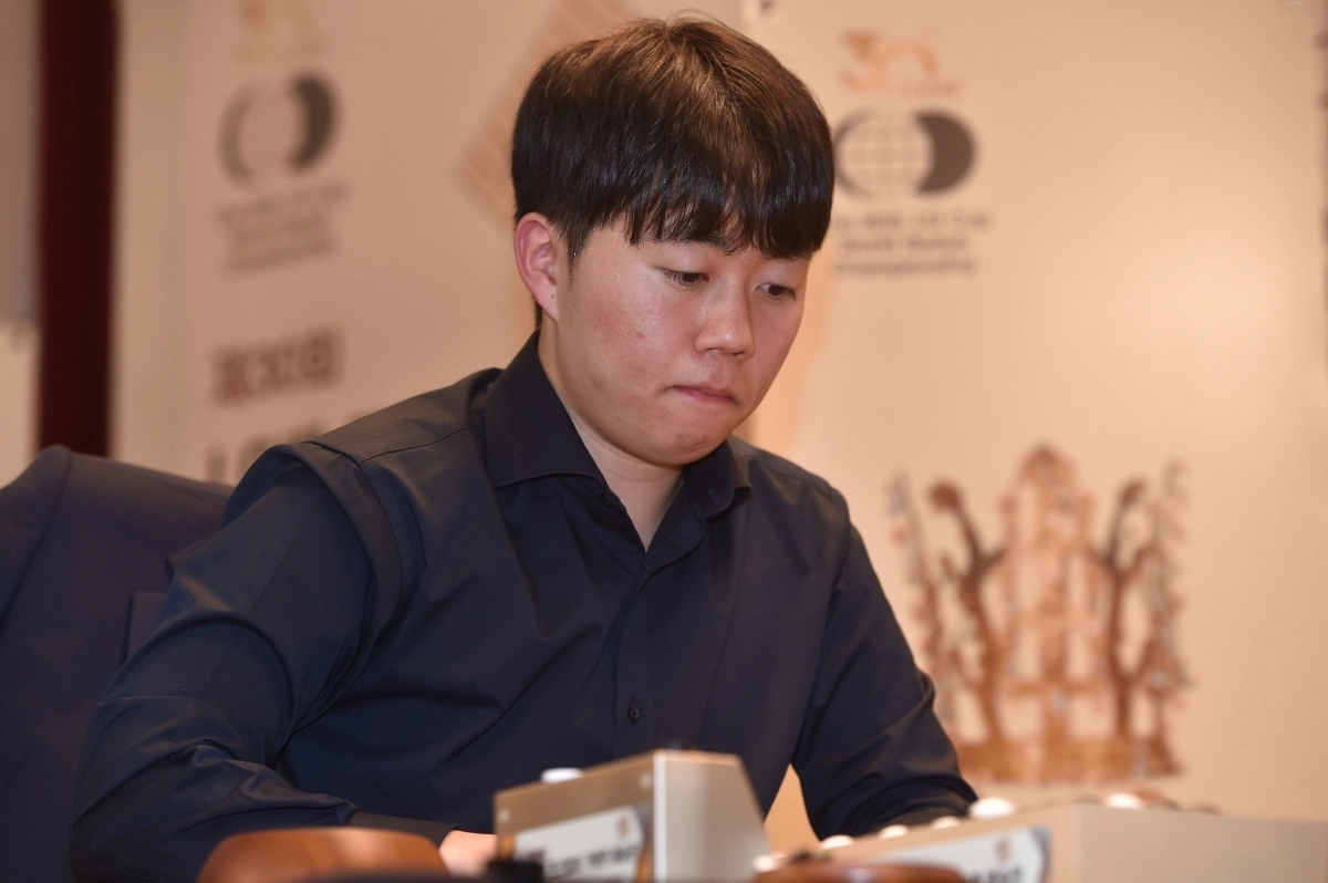 신민준 9단이 12일 서울 용산구 국립중앙박물관에서 열린 LG배 조선일보 기왕전 결승3번기 1국에서 이치리키 료 9단을 상대로 승부를 펼치고 있다. 2026.1.12 한국기원 제공