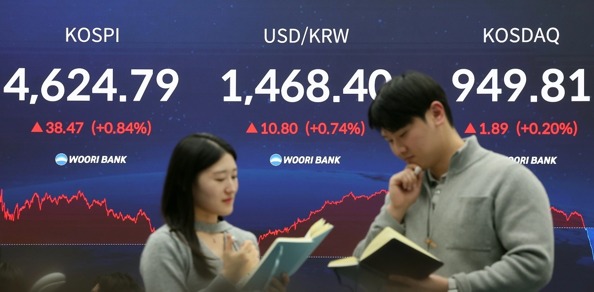 코스피 종가가 사상 처음으로 4600선을 넘은 12일 서울 중구 우리은행 본점 딜링룸 전광판에 지수 종가가 표시되고 있다. 이날 코스피는 전장보다 0.84% 상승한 4624.79에 거래를 마쳤다. 장중 한때 4652.54까지 올라 장중·종가 기준 모두 역대 최고치를 갈아치웠다. 7거래일 연속 상승 마감이다. 뉴스1