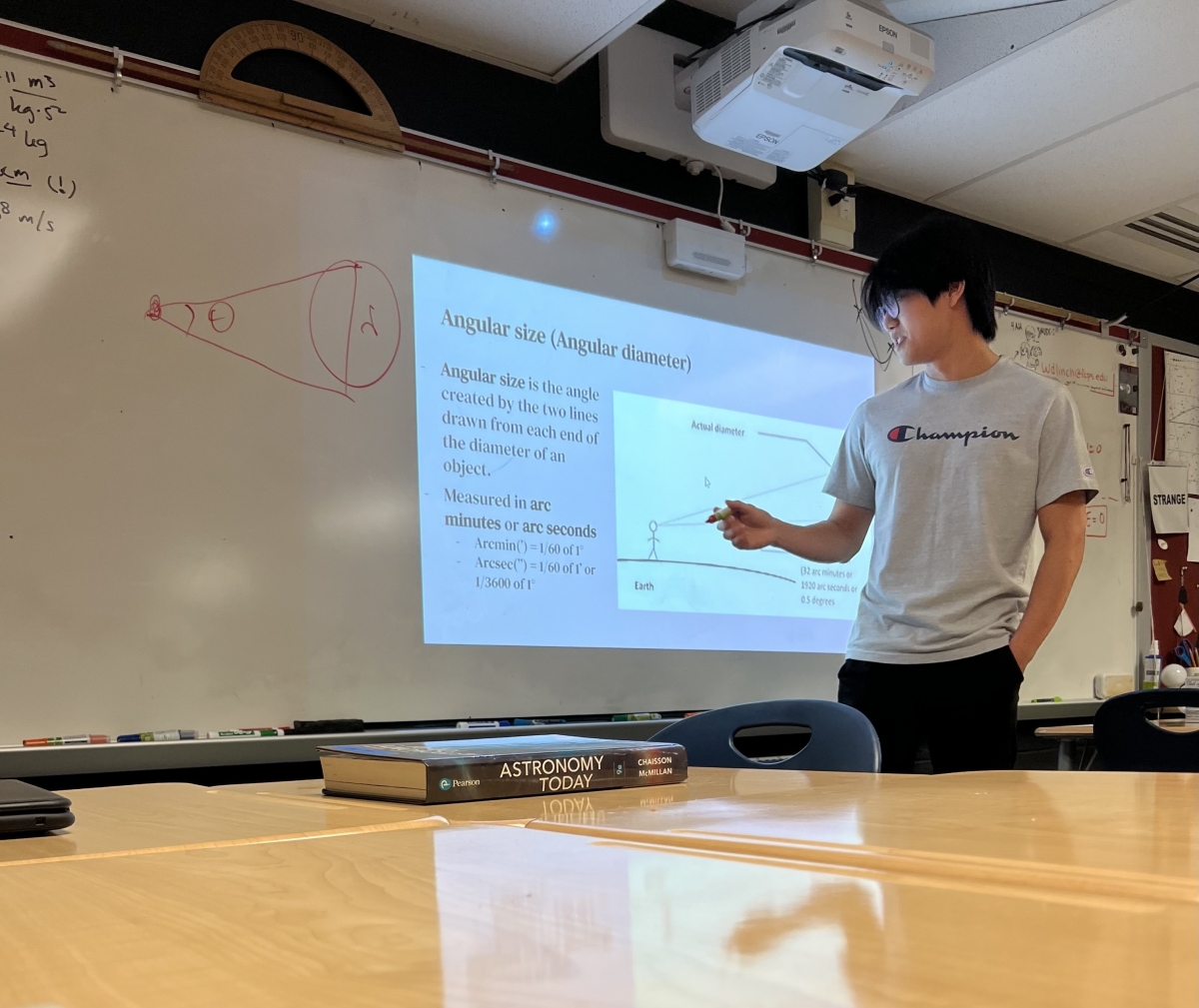 미국 버지니아주 토머스 제퍼슨 과학고에 재학 중인 이한선군이 공동회장을 맡고 있는 교내 동아리 ‘천문 올림피아드를 준비하는 클럽’에서 회원들에게 천체의 실제 크기와 거리를 파악하는 데 쓰이는 ‘시직경’(Angular Size) 원리에 대해 설명하고 있는 모습. 제퍼슨고에는 180여개 동아리가 활성화돼 있어 학생들의 토론과 탐구 활동을 돕고 있다. 본인 제공