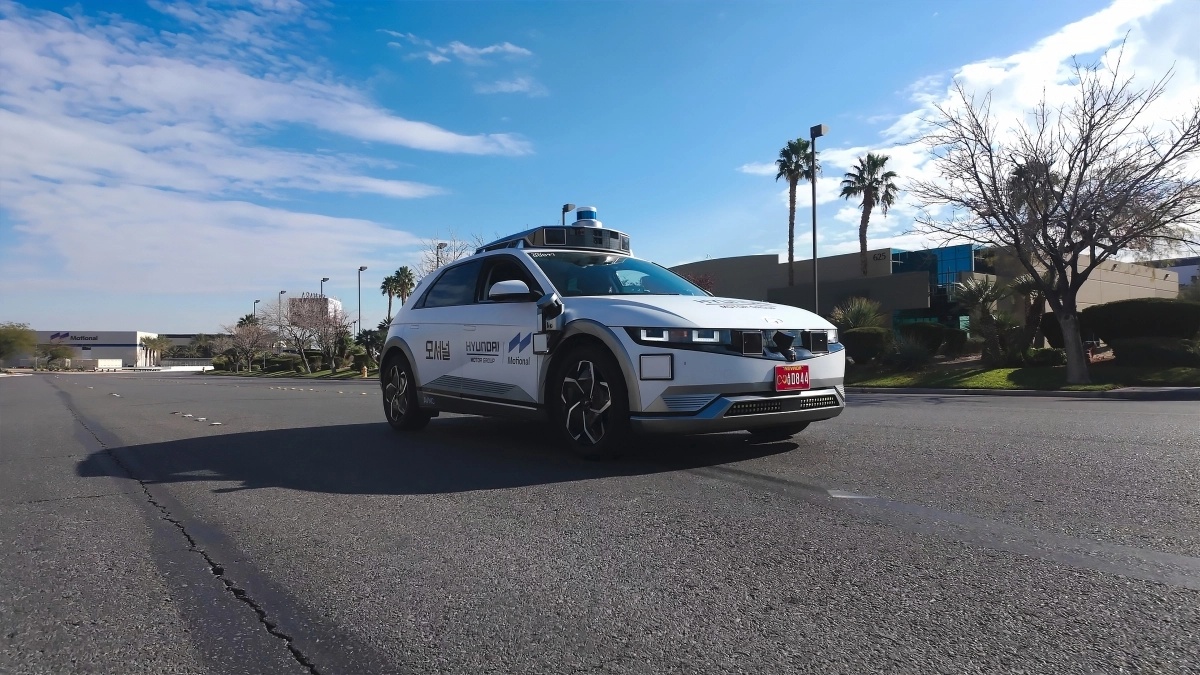현대차그룹 모셔널의 ‘아이오닉5’ 로보택시가 지난 8일(현지시간) 미국 라스베이거스 도심을 주행하고 있다. 현대차그룹 제공