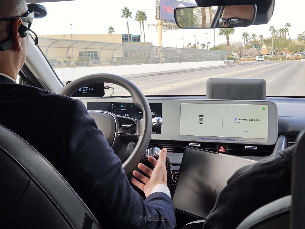 로보택시가 주행하는 도중 운전석에 탑승한 운전자가 손을 대지 않는 상태로 주행하는 모습.