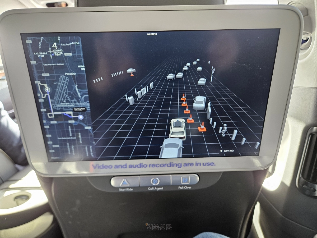 로보택시 조수석 뒤 대형 모니터에 실시간으로 표시된 다른 차량이나 교통콘 등 도로 환경.
