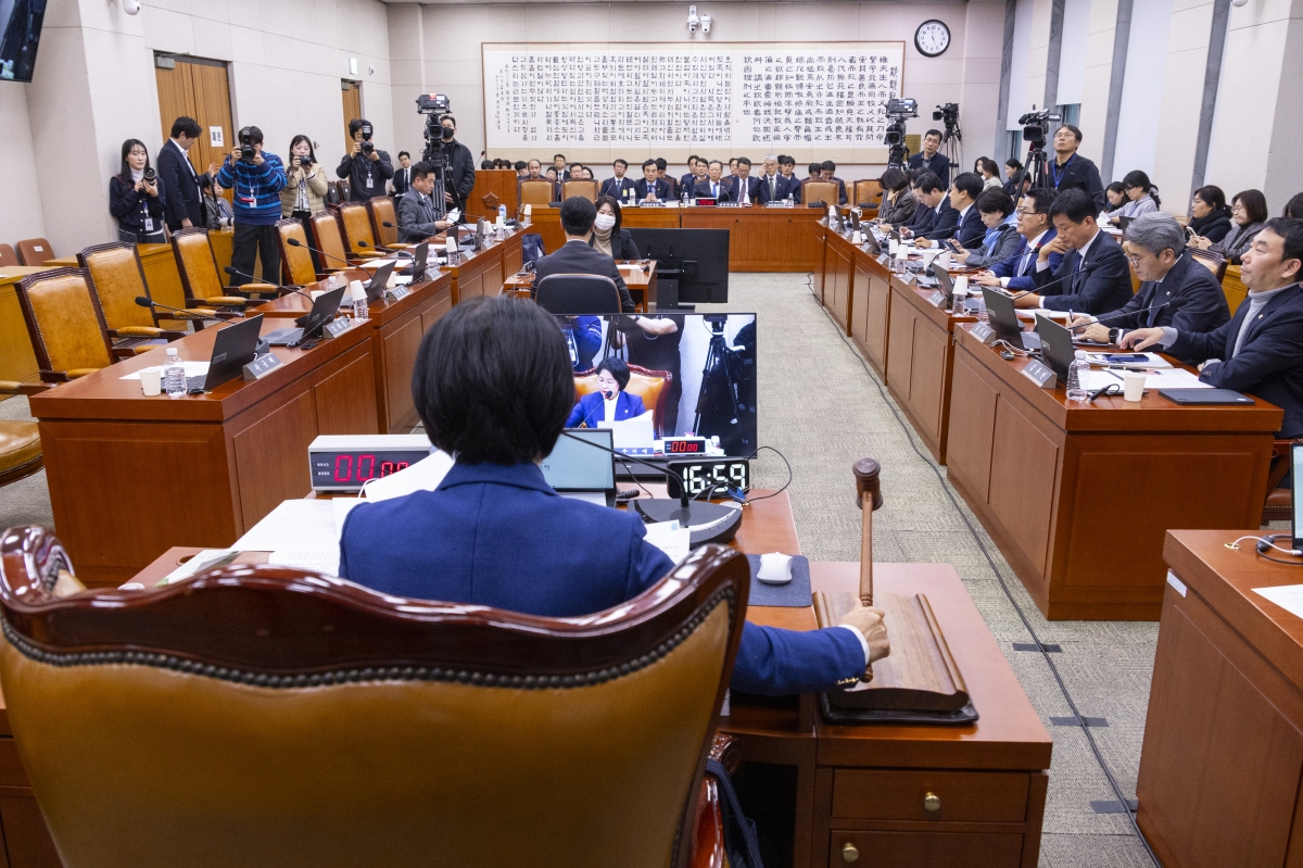 추미애 국회 법제사법위원회 위원장이 지난달 12일 국회에서 열린 법사위 전체 회의에서 2차 종합특검 법안을 여당 주도로 처리하고 있다. 연합뉴스