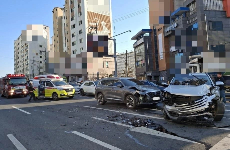 12일 낮 경주에서 발생한 교통사고 현장. 경북소방본부 제공