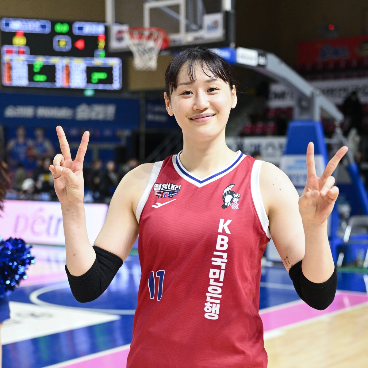강이슬이 11일 경기 용인실내체육관에서 열린 2025~26 여자프로농구 청주 KB와 용인 삼성생명의 경기가 끝나고 트리플 더블을 기념해 승리의 V 포즈를 취하고 있다. 2026.1.11 WKBL 제공