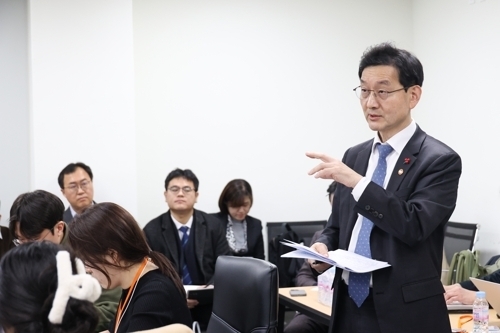 국무총리 산하 검찰개혁추진단장인 윤창렬 국무조정실장이 12일 정부서울청사 창성별관에서 열린 공소청·중대범죄수사청법안 입법예고 관련 기자간담회에서 발언하고 있다.  연합뉴스