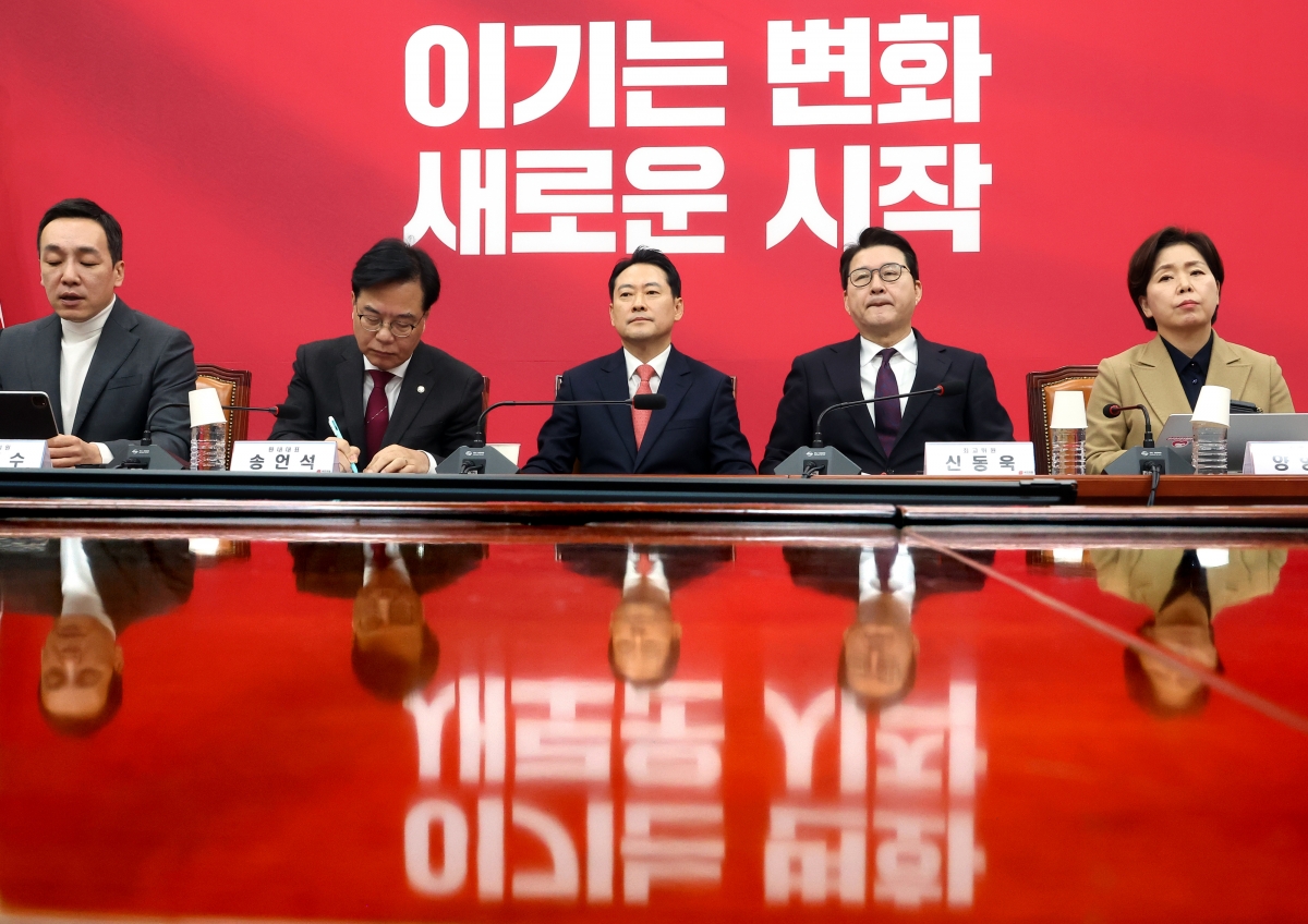 국민의힘이  12일 국회에서 열린 최고위원회의에서 당명 개정 여부에 대한 책임당원들의 여론조사 결과를 발표하고, 당명 개정에 착수한다고 발표하고 있다. 왼쪽부터 김민수 최고위원, 송언석 원내대표, 장동혁 대표, 신동욱, 양향자 최고위원. 연합뉴스