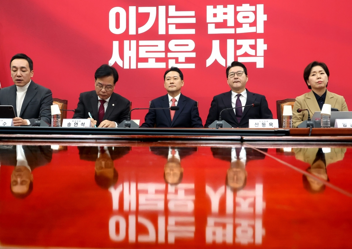 국민의힘이  12일 국회에서 열린 최고위원회의에서 당명 개정 여부에 대한 책임당원들의 여론조사 결과를 발표하고, 당명 개정에 착수한다고 발표하고 있다. 왼쪽부터 김민수 최고위원, 송언석 원내대표, 장동혁 대표, 신동욱, 양향자 최고위원. 연합뉴스