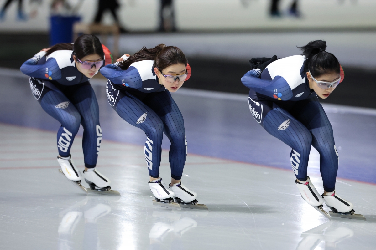 밀라노 코르티나담페초 동계올림픽 개막을 한 달여 앞둔 8일 스피드스케이팅 선수들이 서울 노원구 태릉국제스케이트장에서 훈련하고 있다. 연합뉴스 제공