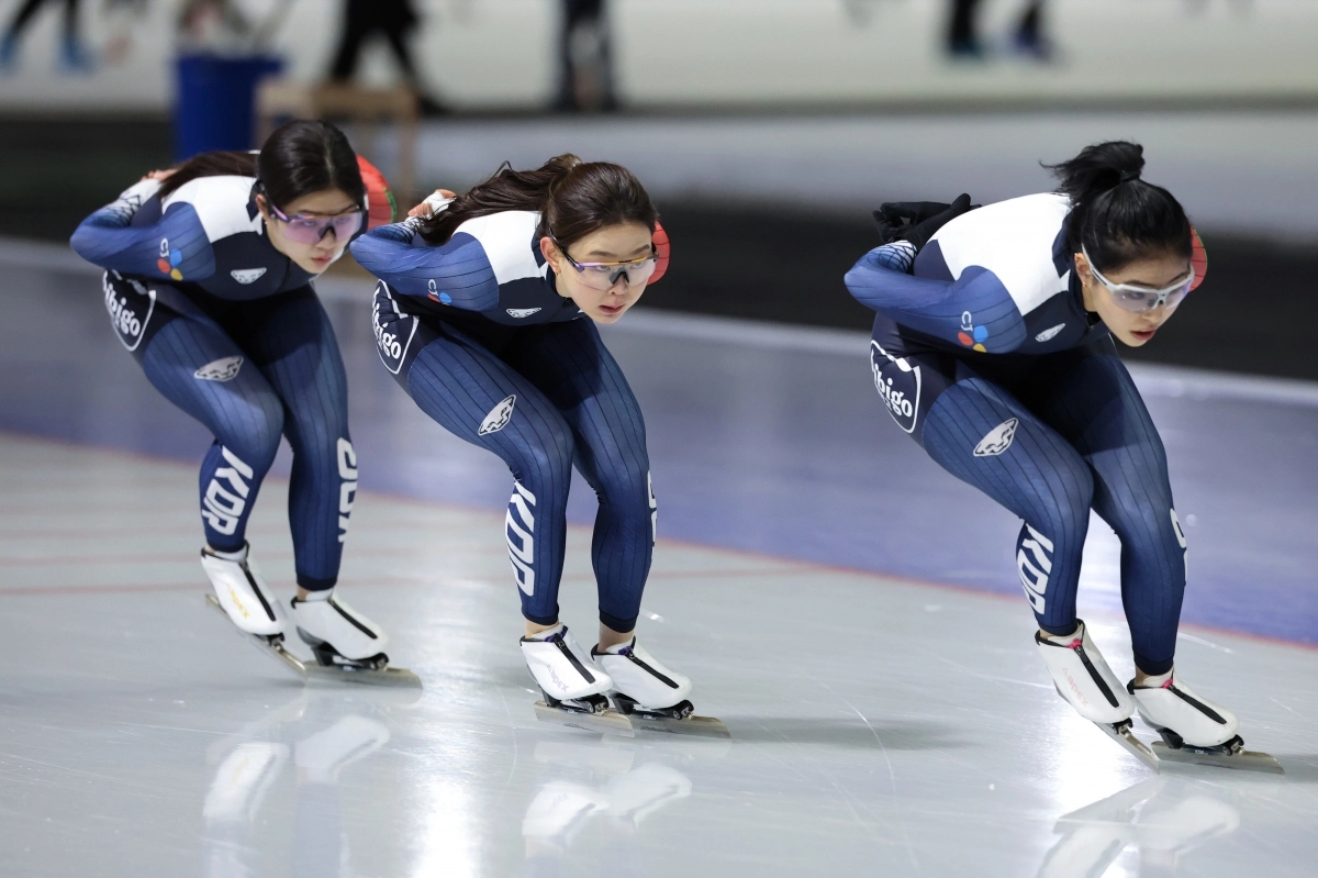 밀라노 코르티나담페초 동계올림픽 개막을 한 달여 앞둔 8일 스피드스케이팅 선수들이 서울 노원구 태릉국제스케이트장에서 훈련하고 있다. 연합뉴스 제공