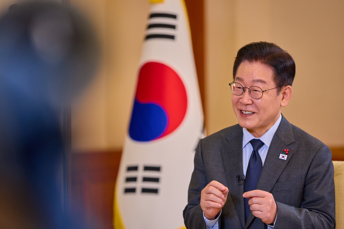 이재명 대통령이 한일 정상회담을 하루 앞둔 12일 청와대에서 일본 NHK와 인터뷰를 하고 있다. 청와대 제공