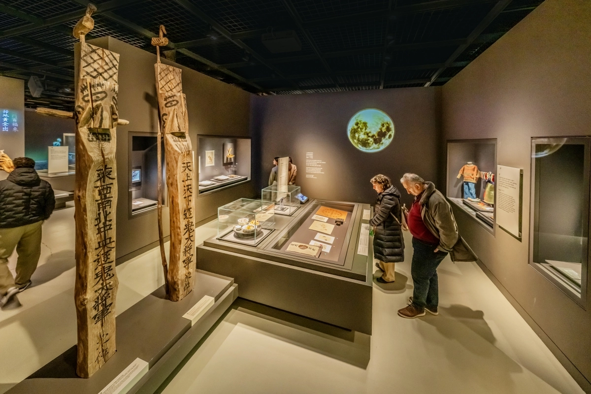 서울 종로구 국립민속박물관 상설전시관을 찾은 외국인 관람객들이 전시물을 유심히 살펴보고 있다. 국립민속박물관