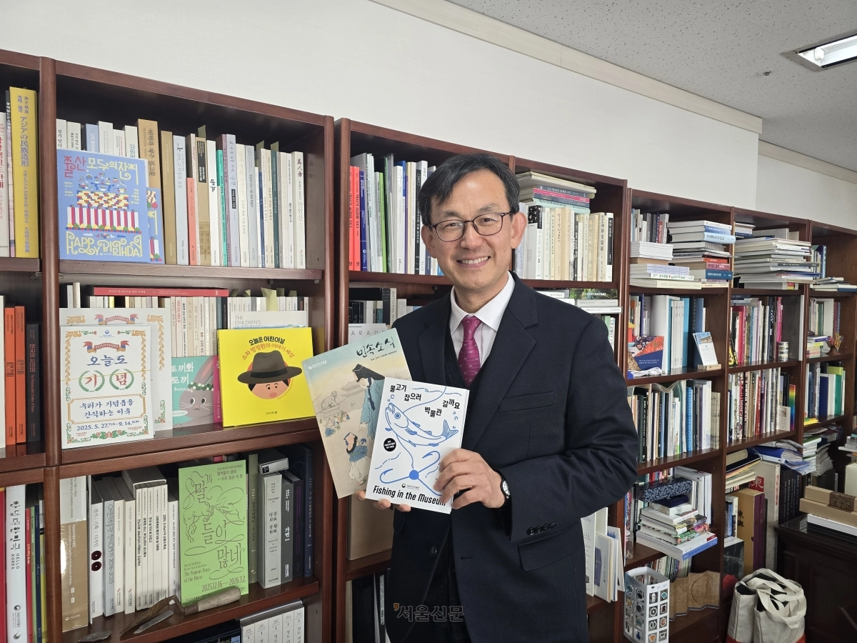 장상훈 국립민속박물관장이 박물관 소식지와 소장품 자료집을 소개하는 모습. 윤수경 기자