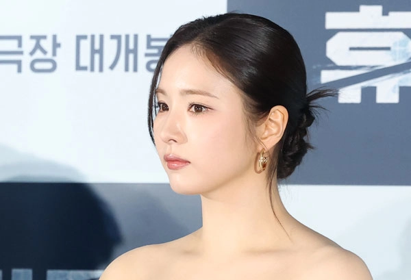 배우 신세경이 12일 서울 광진구 롯데시네마 건대입구에서 열린 영화 ‘휴민트‘(감독 류승완) 제작보고회에서 매력을 발산하고 있다.<br>뉴스1