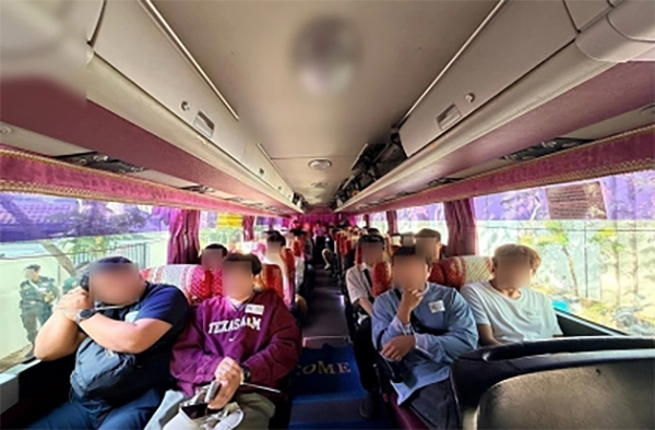 청와대는 12일 캄보디아 거점 성 착취 스캠범죄 조직원 26명을 검거했다고 밝혔다.<br>강유정 청와대 대변인은 이날 오전 춘추관에서 브리핑을 통해 “범정부 초국가범죄특별대응TF는 지난해 2월부터 캄보디아 프놈펜에서 국가기관을 사칭하고, 여성들을 대상으로 성 착취 범죄까지 자행한 스캠범죄 조직원 26명을 캄보디아 경찰을 통해 현지에서 검거하는 성과를 거뒀다”고 말했다.<br>사진은 피의자를 호송하는 모습.  2026.1.12<br>청와대 제공
