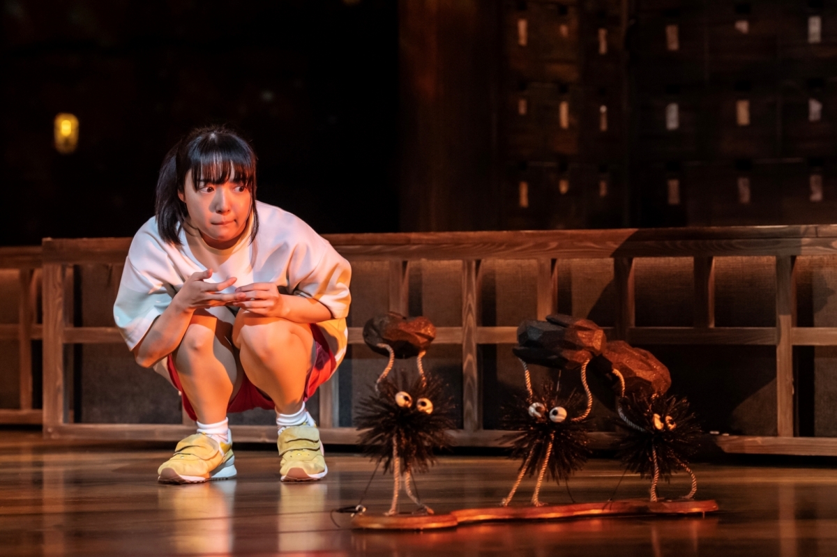 연극 ‘센과 치히로의 행방불명’은 일본 애니메이션 거장 미야자키 하야오 감독의 동명 애니메이션을 충실하게 옮겼다. 인형을 조종하는 퍼페티어들은 석탄을 나르는 숯검댕이들(사진), 돌머리 삼총사 같은 캐릭터 소리까지도 원작 그대로 구사한다. 도호 제공