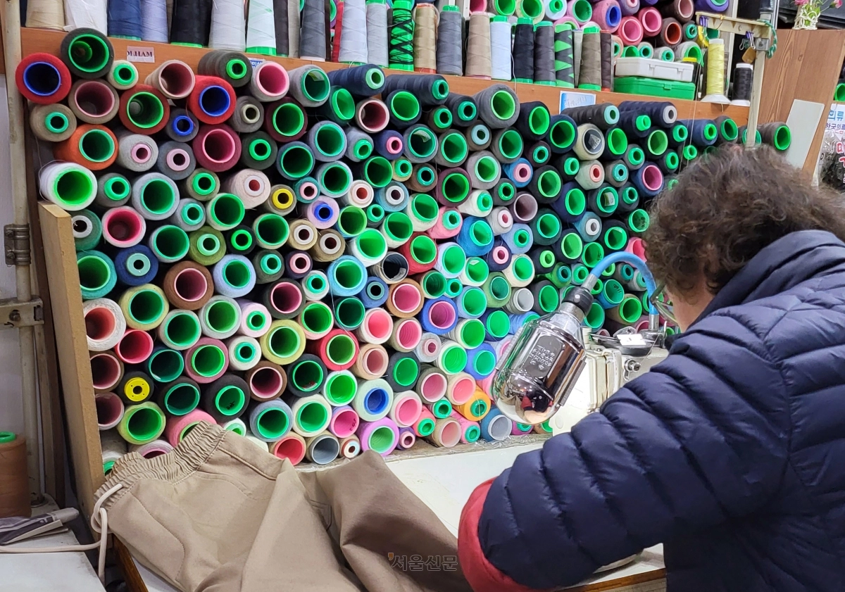 [천태만컷] 어느 노련한 손길의 뒷모습