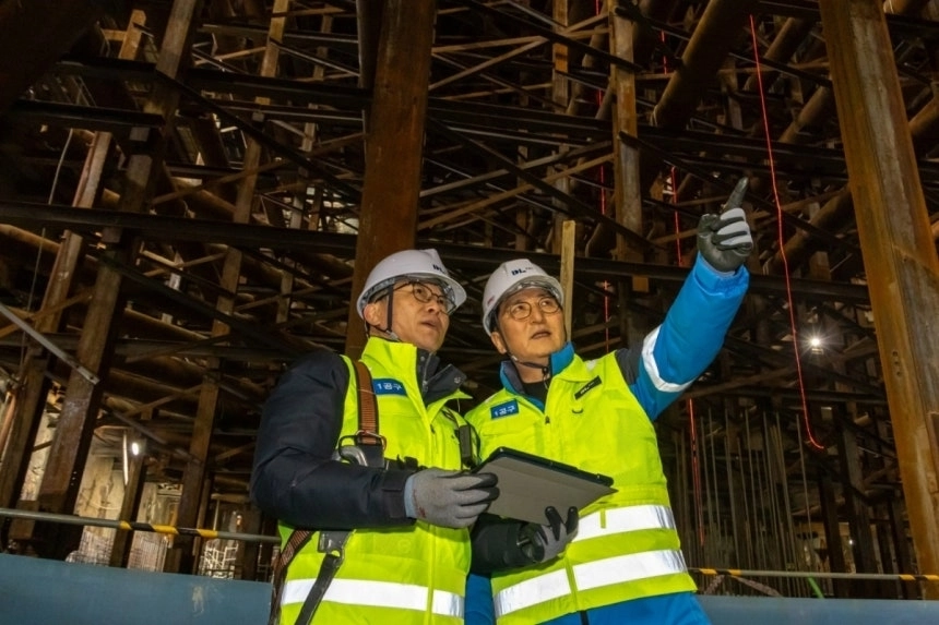 박상신(오른쪽) DL이앤씨 대표가 지난 10일 영동대로 지하공간 복합개발 1공구 건설 현장에서 안전보건 관리 현황을 점검하고 있다. DL이앤씨 제공