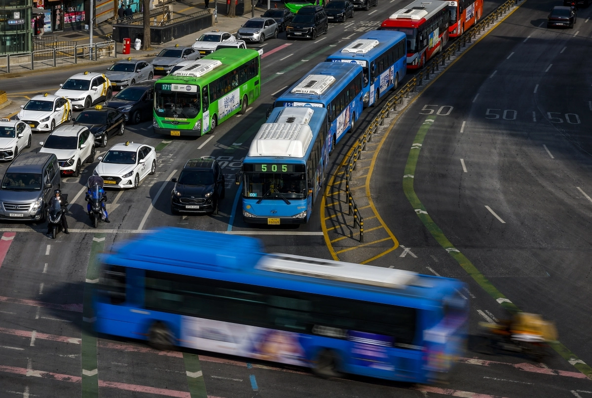 통상임금 쟁점을 두고 사측과 1년 간 첨예하게 대립해온 서울 시내버스 노조가 총파업 예고일을 하루 앞둔 12일 서울 중구 세종대로에서 버스가 오가고 있다. 2026.1.12 뉴시스