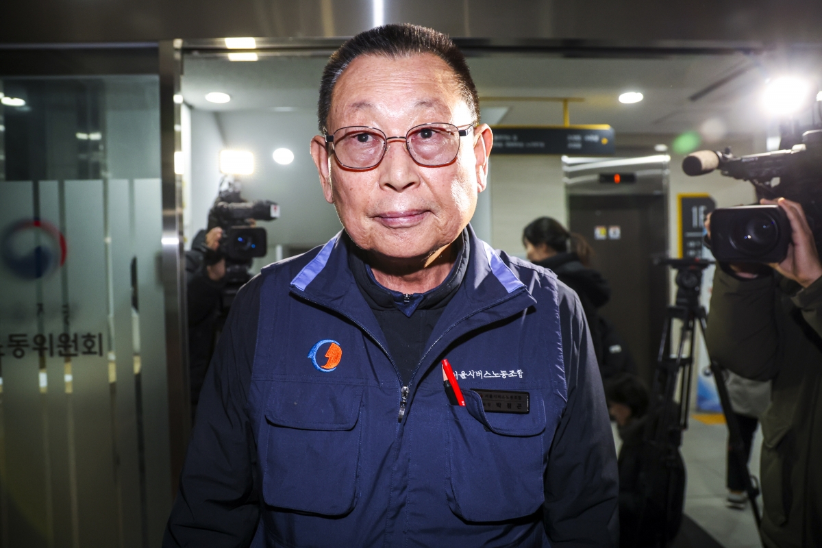 박점곤 전국자동차노동조합연맹 서울시버스노동조합 위원장이 13일 서울 영등포구 서울지방노동위원회에서 열린 서울시버스노동조합 노동쟁의 조정신청사건 특별조정위원회 사후 조정회의에서 협상이 최종 결렬된 뒤 위원회를 나오고 있다. 2026.1.12 뉴시스