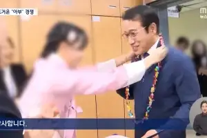 thumbnail - “시장님, 사랑해요” 여직원이 사탕목걸이까지… 공무원들 ‘아부 경쟁’ 논란