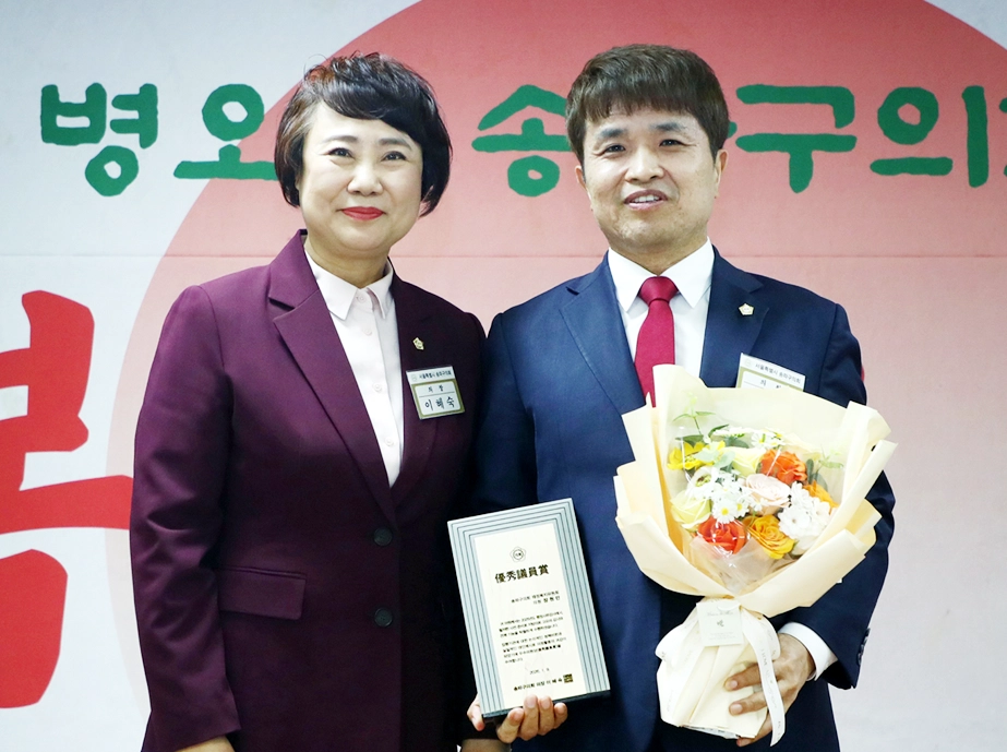 장원만 송파구의원(오른쪽)이 지난 9일 열린  ‘2026년 송파구의회 신년인사회’에서 행정사무감사 우수의원상을 수상한 뒤 이혜숙 의장과 기념 촬영을 하고 있다. 사진: 장원만 의원 제공.