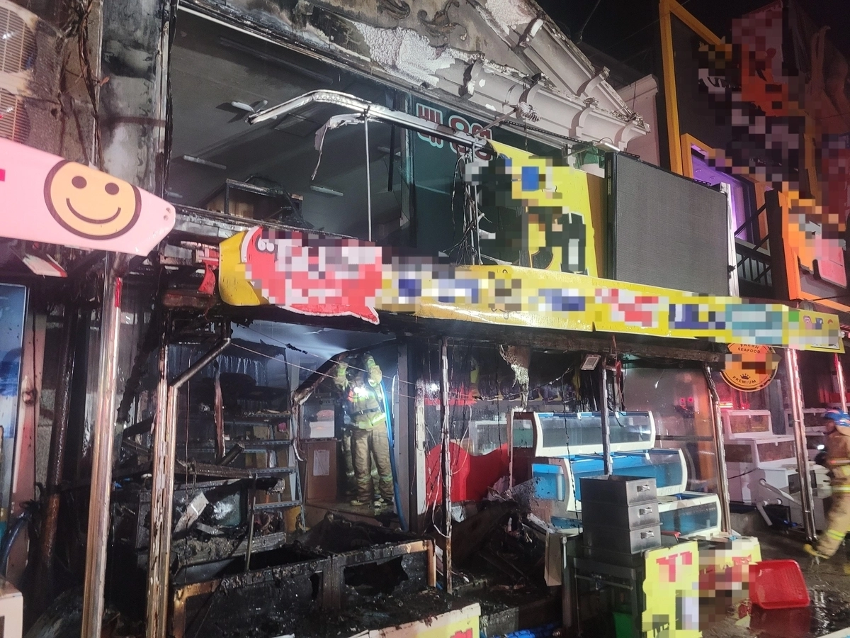 13일 0시쯤 경북 포항시 남구 구룡포읍 2층 규모 식당에서 발생한 화재. 경북소방본부 제공