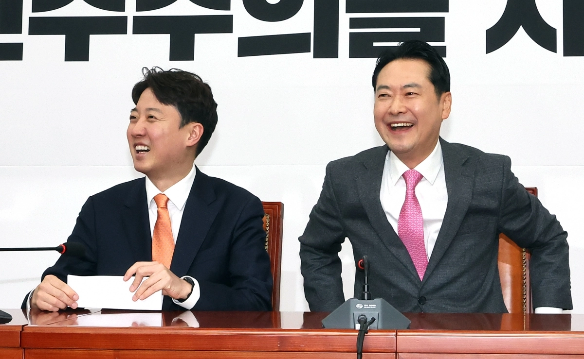 웃음 짓는 장동혁-이준석 대표