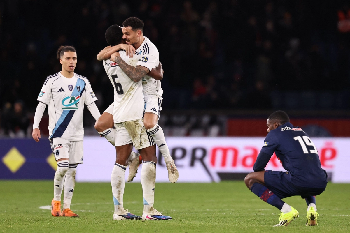 파리FC 선수들이 13일(한국시간) 프랑스컵 32강전에서 파리 생제르맹을 1-0으로 꺾은 직후 창단 이후 첫 PSG전 승리에 기뻐하고 있다. 파리 AFP 연합뉴스