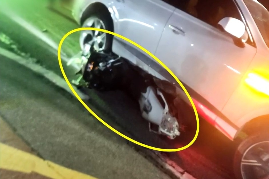 지난 4일 오후 9시쯤 충남 홍성 내포신도시 한 도로에서 오토바이를 몰던 30대 남성이 뒤에서 온 음주운전 차량에 치여 숨지는 사고가 발생했다. 사진은 가해 차량 아래에 깔려 있는 피해 오토바이. JTBC ‘사건반장’ 보도화면 캡처