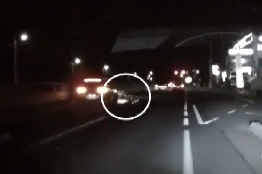 지난 4일 오후 9시쯤 충남 홍성 내포신도시 한 도로에서 뒤에서 빠르게 달려온 음주운전 차량이 30대 남성이 모는 오토바이를 들이받은 뒤 도로에 쓰러진 오토바이를 밀면서 계속 달리는 모습. JTBC ‘사건반장’ 보도화면 캡처