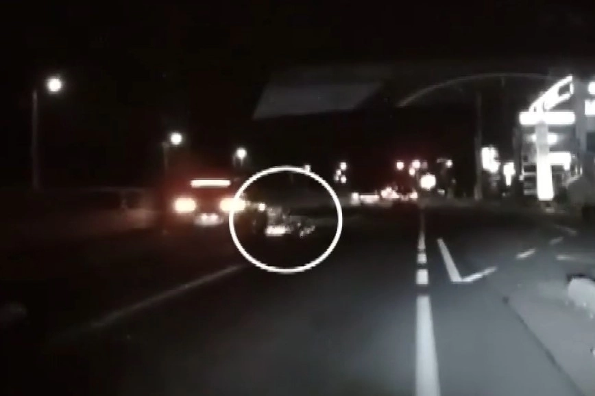 지난 4일 오후 9시쯤 충남 홍성 내포신도시 한 도로에서 뒤에서 빠르게 달려온 음주운전 차량이 30대 남성이 모는 오토바이를 들이받은 뒤 도로에 쓰러진 오토바이를 밀면서 계속 달리는 모습. JTBC ‘사건반장’ 보도화면 캡처