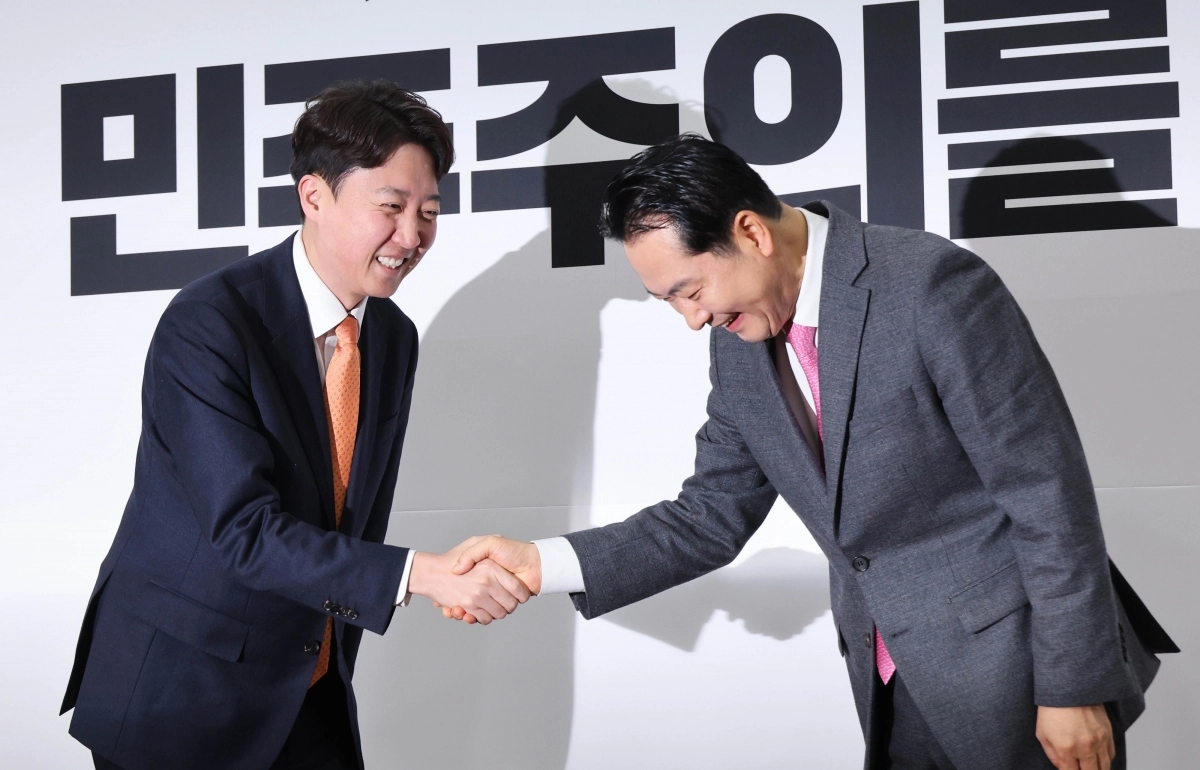 장동혁 국민의힘 대표와 이준석 개혁신당 대표가 공천헌금 및 통일교 금품 수수 의혹 특검 도입을 논의하기 위해 13일 국회에서 만나 악수하고 있다. 2026.1.13 홍윤기 기자