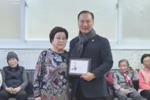 이병윤 서울시의회 교통위원장, 청량리한신1차 경로당 어르신들로부터 감사패 받아