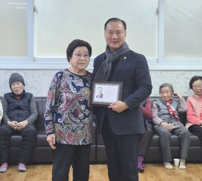 지난 9일 청량리한신1차아파트 경로당에서 감사패를 받은 이병윤 위원장