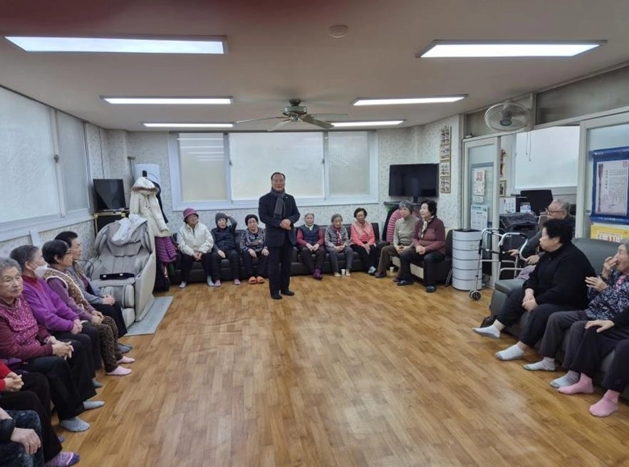 인사말을 하는 이병윤 위원장