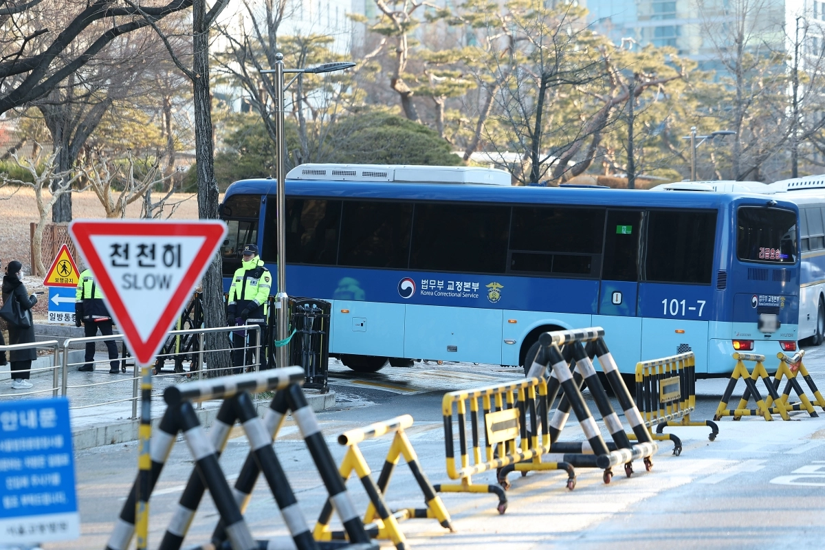 윤석열 전 대통령이 탄 것으로 추정되는 호송차가 13일 서울 서초구 서울중앙지법으로 들어서고 있다. 2026.1.13 연합뉴스