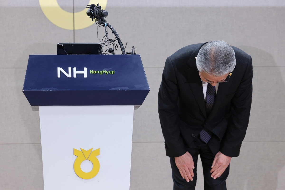 강호동 농협중앙회장이 13일 서울 중구 농협중앙회에서 농림축산식품부의 농협중앙회에 대한 특별감사 중간 결과와 관련해 대국민 사과문 발표에 앞서 인사하고 있다. 2026.1.13 연합뉴스