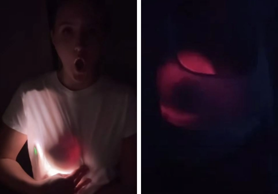 어둠 속에서 전등을 가슴 아래에 대자 분홍빛 구체가 환하게 빛나고 있다. 틱톡(@maryashlee1) 캡처